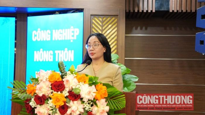 Bà Đỗ Việt Hồng - Giám đốc Trung tâm Khuyến công và Xúc tiến thương mại TP. Đà Nẵng phát biểu tham luận tại Hội nghị Khuyến công các tỉnh, thành phố khu vực miền Trung - Tây Nguyên lần thứ XV năm 2026