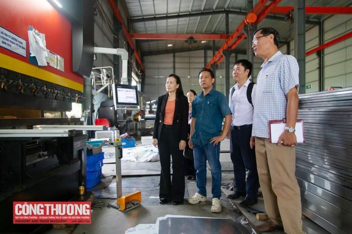 Chương trình khuyến công địa phương hỗ trợ 300 triệu đồng xây dựng mô hình thí điểm về áp dụng sản xuất sạch hơn trong công nghiệp tại Công ty TNHH MTV inox Kính Thành. Việc đầu tư máy móc, thiết bị tiên tiến giúp công ty hoàn thiện quy trình sản xuất, nâng cao năng lực cạnh tranh, mở rộng quy mô sản xuất và vươn ra thị trường quốc tế.