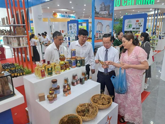 Trung tâm Khuyến công và Xúc tiến thương mại TP. Đà Nẵng tham gia tổ chức Khu trưng bày, giới thiệu sản phẩm Đà Nẵng trong khuôn khổ Hội nghị tổng kết Chương trình hợp tác phát triển kinh tế - xã hội giữa TP.HCM với các tỉnh, thành vùng Duyên hải Nam Trung Bộ và Tây Nguyên
