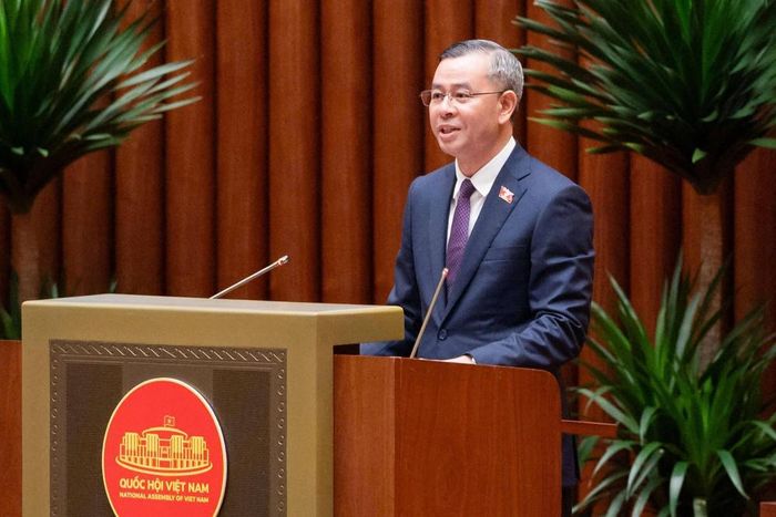 Bộ trưởng Bộ tài chính Ngô Văn Tuấn báo cáo giải trình, tiếp thu, chỉnh lý Nghị quyết của Quốc hội về việc tách Dự án điện hạt nhân Ninh Thuận thành các dự án độc lập - Ảnh: Cổng TTĐT Quốc hội