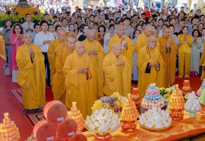 Dâng hương tưởng niệm các bậc tiền bối hữu công và anh hùng liệt sĩ đã hy sinh vì độc lập