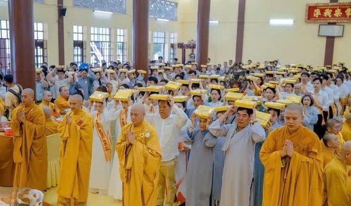 Đạo tràng tổ đình Hội Khánh dâng pháp y ca-sa cúng dường chư tôn đức Tăng Ni sau ba tháng an cư kiết hạ
