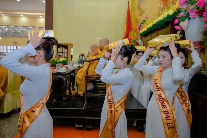Nhiễu y cúng dường