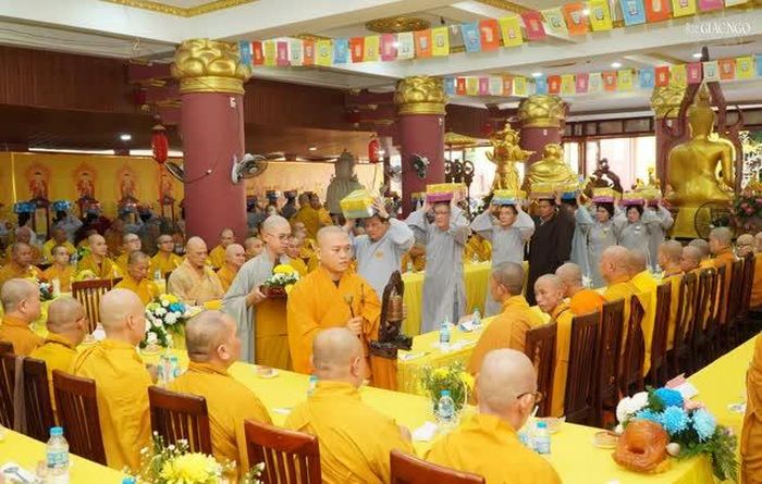 Phật tử dâng pháp y