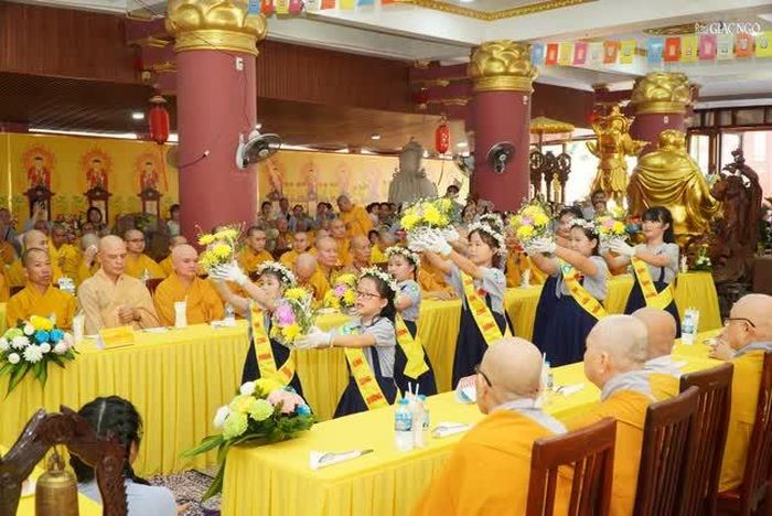 Các em Gia đình Phật tử dâng hoa