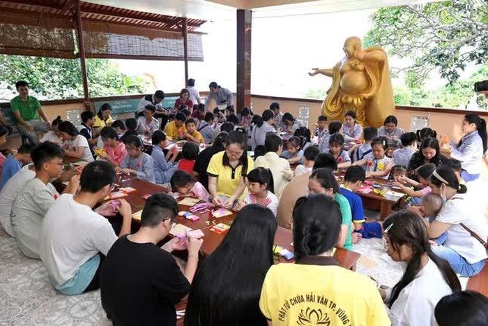 Các em học làm thiệp tặng ba mẹ