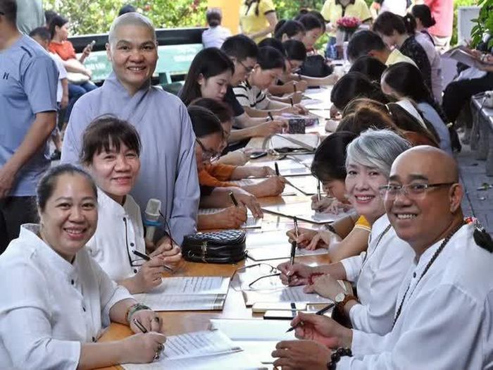 Phụ huynh chép kinh 