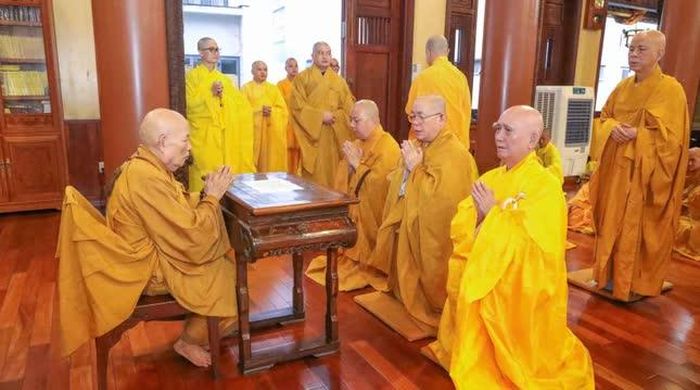 Chư Tăng lần lượt 3 vị tác pháp Tự tứ