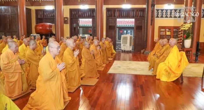 Tác bạch khánh tuế chư tôn đức chứng minh