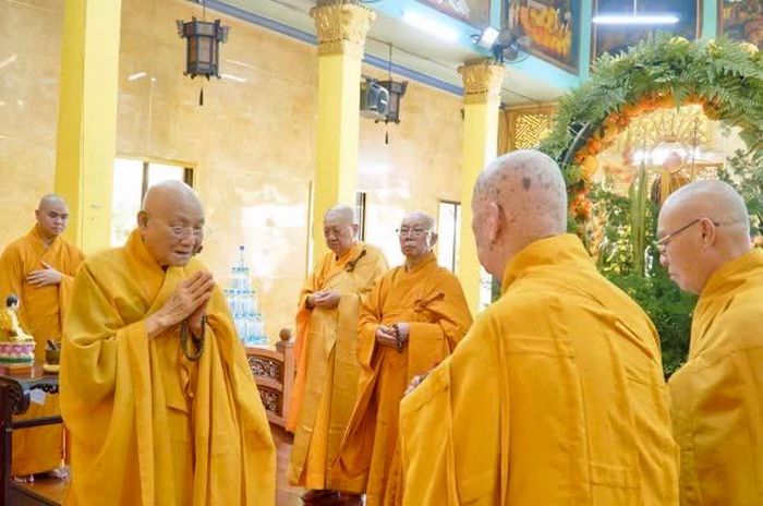 Chư tôn đức Tăng cử hành nghi thức Tự tứ