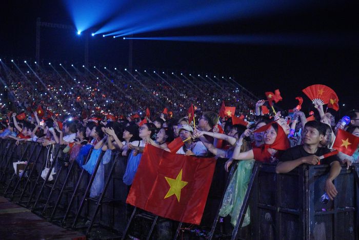 Ông Lê Quốc Minh, Tổng Biên tập Báo Nhân Dân, Chủ tịch Hội Nhà báo Việt Nam đặt câu hỏi trong phần phát biểu mở màn: Điều gì khiến những con người sinh ra ở những vùng đất khác nhau, nói những giọng nói khác nhau, lại cùng lặng đi khi Quốc ca vang lên? Theo ông, câu trả lời không nằm trong một giáo trình, mà nằm “trong lồng ngực mỗi người”. Đó cũng chính là ý nghĩa của tên gọi “Tổ quốc trong tim”, nơi tình yêu đất nước được kết nối bằng những cảm xúc chung, vượt qua mọi khoảng cách.