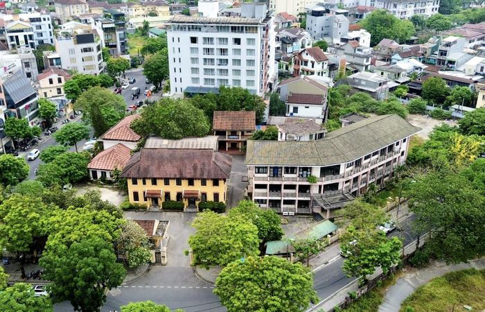 Khu đất số 8 -10 Phan Bội Châu và số 19 Nguyễn Huệ, phường Thuận Hoá, TP Huế đang thông báo đấu giá quyền sử dụng đất để cho thuê đất đầu tư dự án tổ hợp thương mại, khách sạn cao cấp.