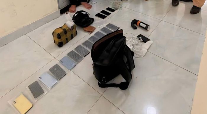Tang vật thu giữ trong người hai đối tượng.