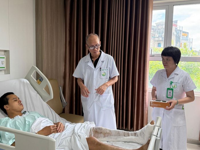 Bệnh nhân được tiếp tục theo dõi sau ca phẫu thuật tái tạo dây thần kinh tọa đã bị đứt rời hoàn toàn sau tai nạn lao động.