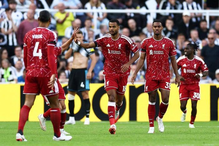 Các cầu thủ Liverpool ăn mừng bàn thắng vào lưới Newcastle. 