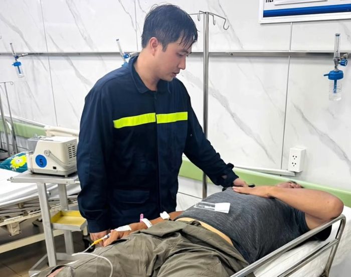 Nạn nhân được đưa ra ngoài và chuyển đến bệnh viện để điều trị.