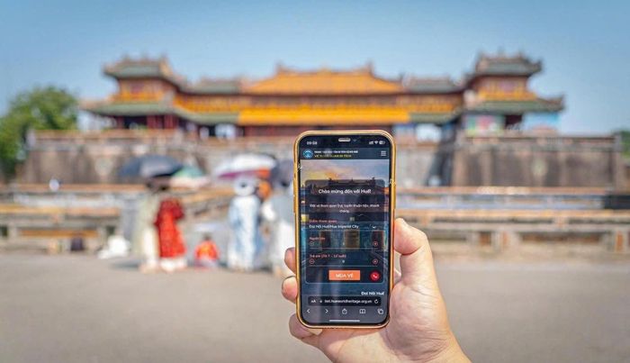 Du khách chủ động mua vé trực tuyến, thuận tiện khám phá Di sản Huế.