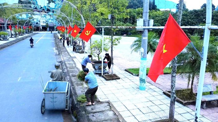 Nhờ chương trình nông thôn mới ở Lai Châu nhiều tuyến đường được trang hoàng lộng lẫy.