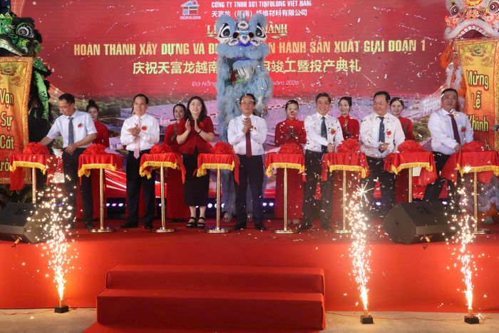 Các đại biểu thực hiện nghi thức khánh thành nhà máy giai đoạn 1.