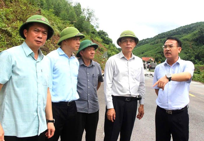 Thứ trưởng Lê Anh Tuấn kiểm tra thực tế điểm sạt lở làm hư hỏng mặt đường trên quốc lộ 4B.