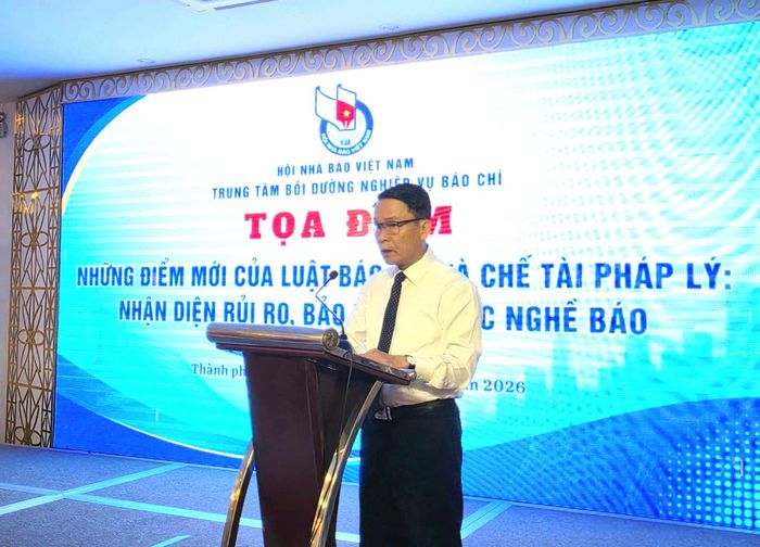 Nhà báo Nguyễn Đức Lợi, Phó chủ tịch Thường trực Hội Nhà báo Việt Nam phát biểu khai mạc tọa đàm.