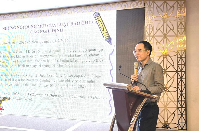 Ông Nguyễn Văn Hiếu, Phó cục trưởng Cục Báo chí, Bộ Văn hóa, Thể thao và Du lịch phát biểu tại tọa đàm.