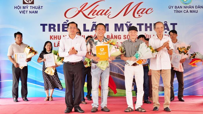 Ban Tổ chức trao thưởng và tặng hoa chúc mừng các tác giả đạt giải tại triển lãm.
