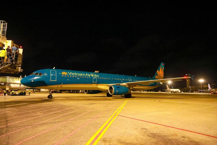 Máy bay của Vietnam Airlines đáp chuyến bay xuống sân bay Colombo.