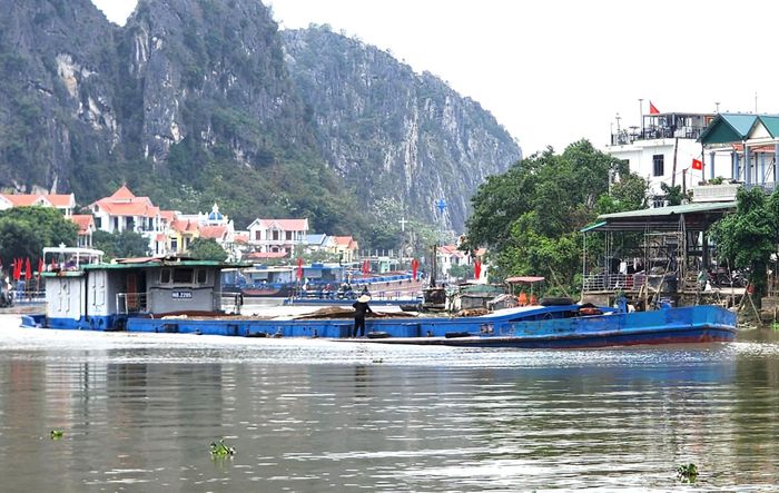 Hạn chế giao thông đường thủy qua khoang thông thuyền cầu Đế nhằm bảo đảm an toàn cho người, phương tiện và công trình.