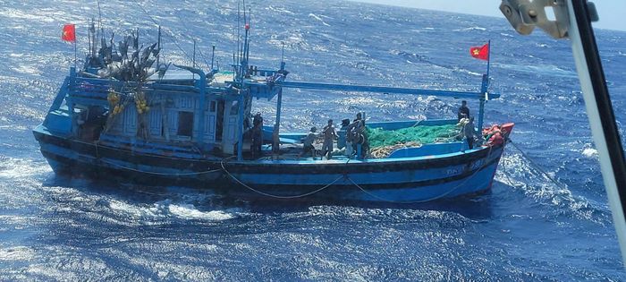 Điều kiện thời tiết biển lúc này bị ảnh hưởng bởi bão số 4 nên công tác tiếp cận tàu và cứu nạn gặp nhiều khó khăn. 