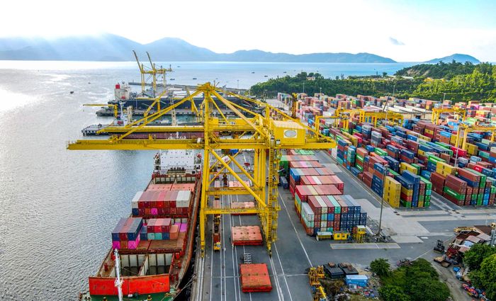 Năng lực khai thác đến 12 triệu tấn/năm. Thống kê, 6 tháng đầu năm 2026, Cảng Đà Nẵng đạt doanh thu bằng 52,3% kế hoạch năm. Trong đó tổng sản lượng hàng hóa thông qua cảng đạt hơn 8,1 triệu tấn, tăng 11% so với cùng kỳ năm 2025; mặt hàng container tiếp tục giữ vững vị thế chủ lực, hoàn thành hơn 50% kế hoạch năm.