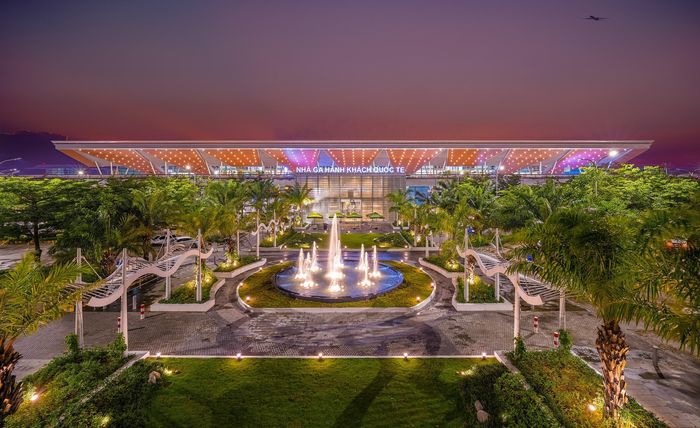 Ba năm liên tiếp đạt chuẩn 5 sao Skytrax là minh chứng cho năng lực vận hành và cam kết chất lượng dịch vụ của AHT, đồng thời là nền tảng để Nhà ga T2 tiếp tục phát triển trong giai đoạn mới, góp phần củng cố vị thế của Đà Nẵng như một cửa ngõ hàng không quốc tế đáng tin cậy và giàu bản sắc