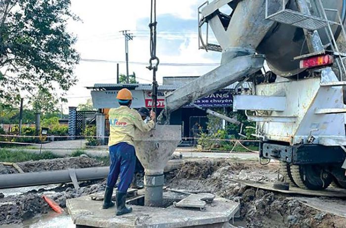 Công nhân đang thi công đường tỉnh 917.