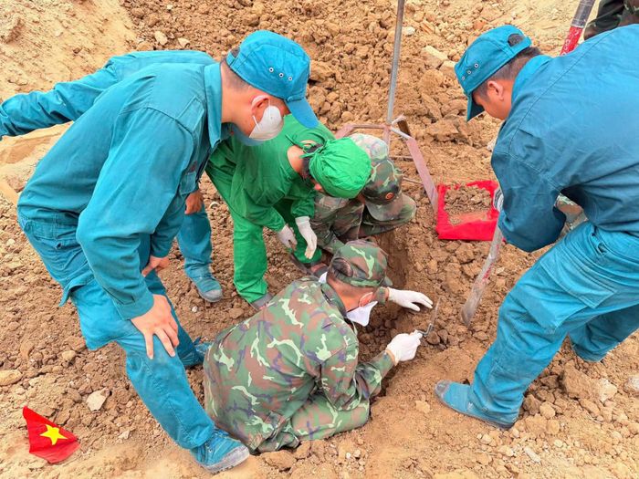 Lực lượng làm nhiệm vụ cẩn trọng mở từng lớp đất.
