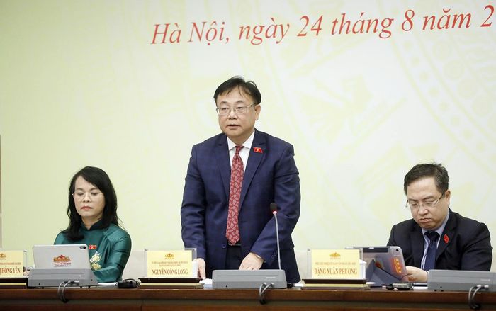 Ông Nguyễn Công Long, đại diện Ủy ban Pháp luật và Tư pháp của Quốc hội trả lời tại họp báo. Ảnh: Media Quốc hội.