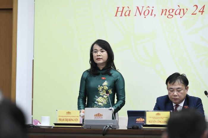 Bà Phạm Thị Hồng Yến trả lời câu hỏi báo chí tại họp báo.