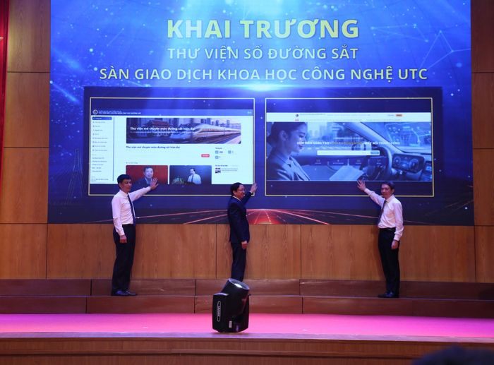 Thứ trưởng Bộ Xây dựng Phạm Minh Hà, Thứ trưởng Bộ Giáo dục và Đào tạo Phạm Quang Hưng cùng Hiệu trưởng Trường Đại học GTVT thực hiện nghi thức vận hành Thư viện số Đường sắt và sàn giao dịch khoa học, công nghệ UTC. 