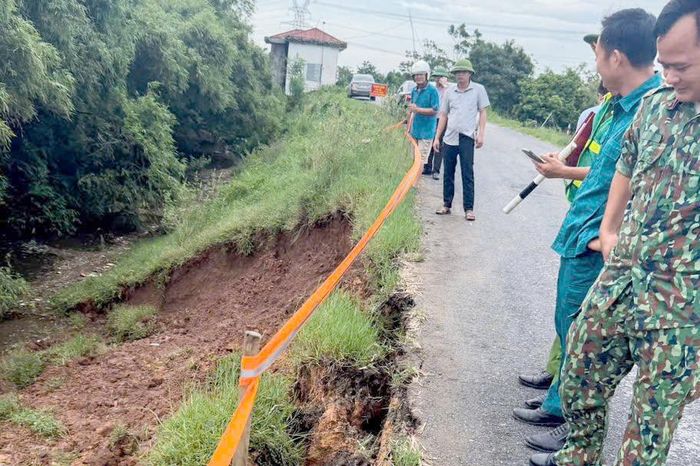 Một số nơi bị ngập cầu, sạt lở đê ở các xã ngoại thành.
