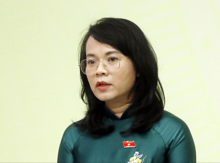 Bà Phạm Thị Hồng Yến, đại biểu Quốc hội hoạt động chuyên trách tại Ủy ban Kinh tế và Tài chính trao đổi tại họp báo. Ảnh: Media Quốc hội.