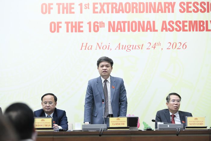 Ông Tạ Đình Thi, Phó Chủ nhiệm Ủy ban Khoa học, Công nghệ và Môi trường trao đổi tại họp báo. Ảnh: Media Quốc hội.