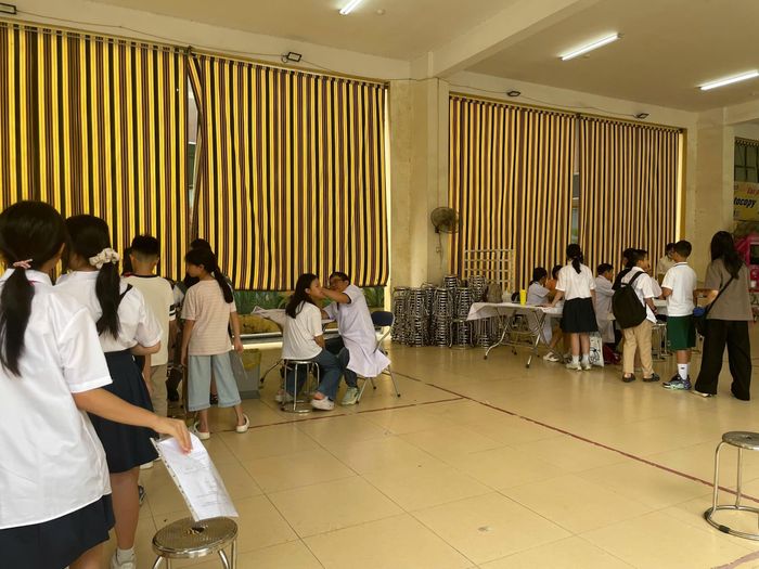 Cán bộ y tế kiểm tra sức khỏe cho học sinh Trường THCS Trưng Vương.