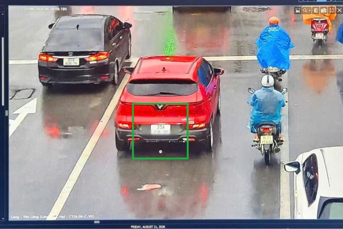 Hình ảnh chiếc xe gắn hai biển số khác nhau.