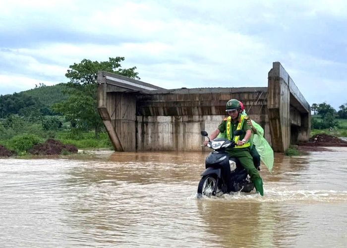 Lực lượng Công an đề nghị người dân chủ động theo dõi thông tin thời tiết, lựa chọn tuyến đường an toàn, hạn chế di chuyển qua khu vực ngập úng, ngầm, đập tràn khi nước dâng cao
