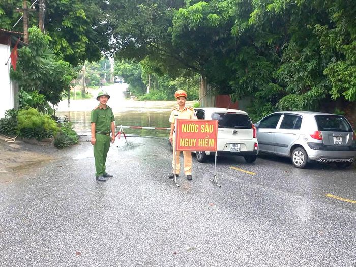 Công an xã Bình Xuyên phối hợp với Phòng Cảnh sát giao thông và lực lượng tham gia bảo vệ an ninh, trật tự ở cơ sở tổ chức rào chắn, phân luồng tại cầu Công Binh; đồng thời tuyên truyền, hướng dẫn người dân không cố tình vượt qua khu vực đã được cảnh báo.