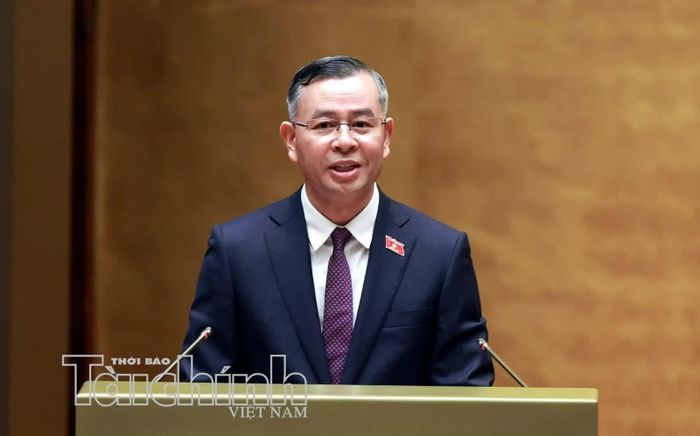 Bộ trưởng Bộ Tài chính Ngô Văn Tuấn trình bày tại phiên họp. Ảnh: Đức Thanh