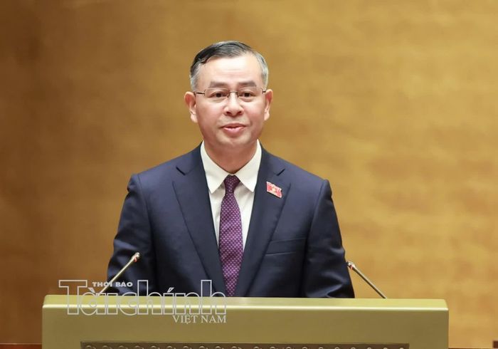 Bộ trưởng Bộ Tài chính Ngô Văn Tuấn trình bày báo cáo tại phiên họp. Ảnh: Đức Thanh