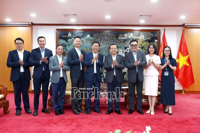 Thứ trưởng Lê Tấn Cận chụp hình lưu niệm với các thành viên tham dự cuộc làm việc. Ảnh: Đức Minh
