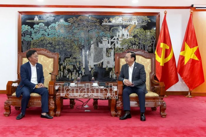Thứ trưởng Bộ Tài chính Lê Tấn Cận (bên phải) và Tổng Giám đốc Tập đoàn FWD Huỳnh Thanh Phong tại cuộc làm việc. Ảnh: Đức Minh