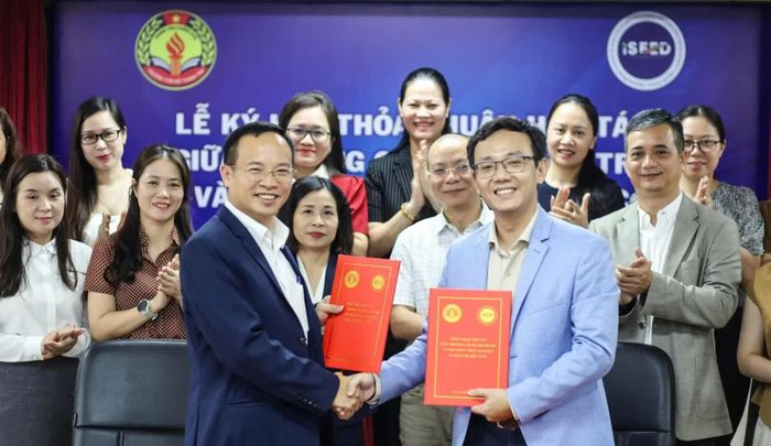 Lãnh đạo Trường Cán bộ Thanh tra và Lãnh đạo Viện Phát triển Giáo dục và Quản trị Bền vững (iSEED) trao thỏa thuận hợp tác