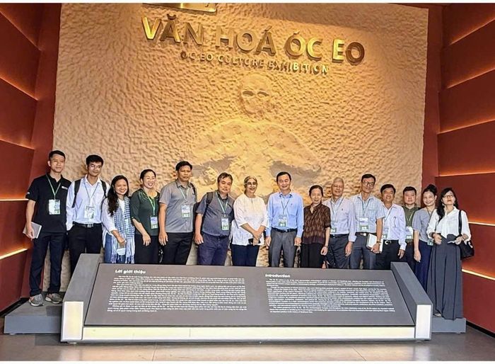 Tiến sĩ Rima Hooja cùng đoàn chuyên gia Trung ương và địa phương khảo sát nhiều thành phần quan trọng của khu di tích khảo cổ Óc Eo - Ba Thê